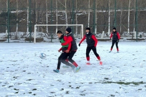 讓我們在雪地上撒點野 亞泰小將體驗雪地足球