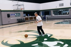 ????巴薩球星奧爾莫探營雄鹿 中圈將球踢進(jìn)&做表哥慶祝動作