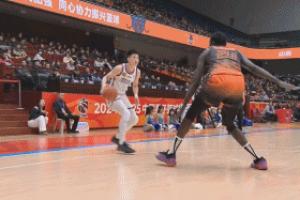 你可有2米25啊??！天津中鋒高世鰲空籃又沒放進(jìn)啊...????