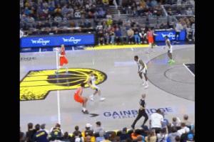 ??一人獨(dú)醒！裁判烏龍搞錯(cuò)邊 亞歷山大站在場(chǎng)邊激動(dòng)提醒