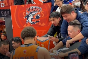 ????小胖人見人愛！洛夫頓賽后滿足球迷們的簽名要求