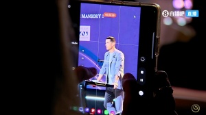 妻子??C羅在環(huán)足獎(jiǎng)?lì)C獎(jiǎng)典禮上用“我的妻子”稱呼喬治娜