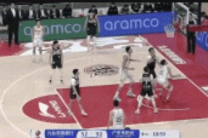 身高優(yōu)勢明顯！張文逸三分不中 徐昕單手輕松完成補扣