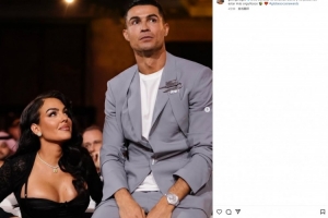 喬治娜曬照一臉崇拜仰望C羅：我們?yōu)槟愀械綗o比自豪