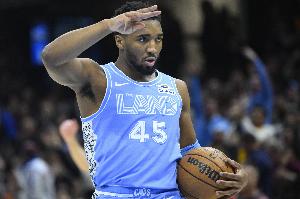 率先發(fā)力！多諾萬-米切爾首節(jié)7分鐘7中5獨得16分 三分6中4