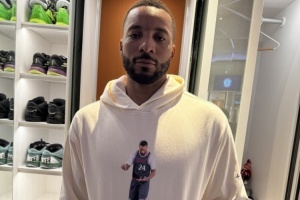 ??喬治：？？？鮑威爾賽后采訪衛(wèi)衣上印著“加減法”