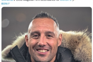 發(fā)型還沒(méi)變??40歲卡索拉重返酋長(zhǎng)球場(chǎng)，現(xiàn)場(chǎng)觀戰(zhàn)阿森納vs伊鎮(zhèn)