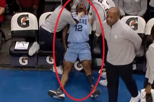 ??莫蘭特與泰斯相撞！表情極為痛苦！回更衣室了