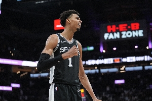 籃網(wǎng)主帥：文班的防守存在感讓人印象深刻 你得習(xí)慣這種感受