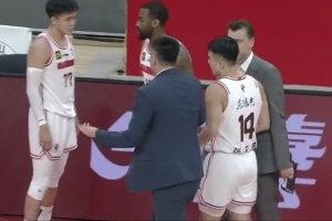 進(jìn)了三分也得挨罵！杜鋒不滿張文逸防守 暫停后上手“調(diào)教”