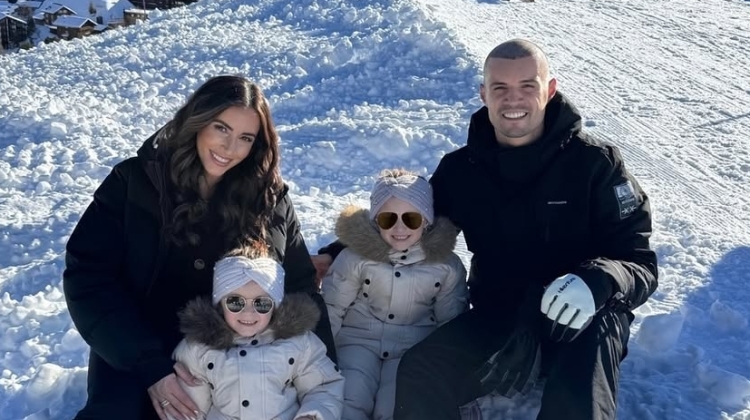 扎卡社媒曬與家人一起度假照片，新發(fā)型引人注目