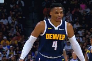 ??英雄般歡呼聲！威少以牙還牙造進(jìn)攻犯規(guī)！激怒斯圖爾特喂T！