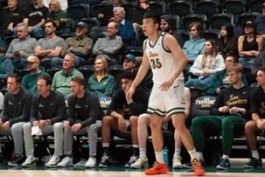 舊金山大學(xué)取得WCC分區(qū)賽首勝 王俊杰11中4得到10分4板