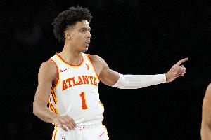 斯奈德：杰倫-約翰遜在接球前就能閱讀場上形勢然后迅速做出決策