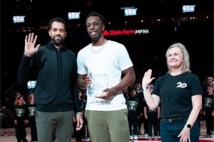 官方：奧孔武獲NBA11月份“鮑勃-蘭尼爾”社區(qū)關懷援助獎