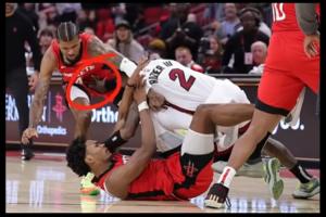 羅齊爾撲倒阿門 右掌還不忘抓“小杰倫-格林”將其推開????