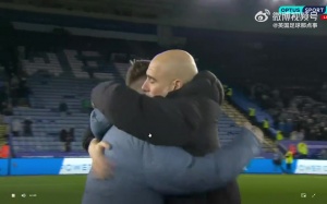 曼城戰(zhàn)勝萊斯特城后，哈蘭德告訴瓜迪奧拉要和球迷一起慶祝