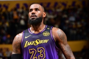 ??詹姆斯常規(guī)賽單場(chǎng)紀(jì)錄一覽：得分61籃板20助攻19罰球28三分9