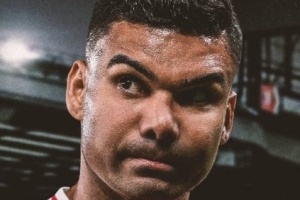 卡塞米羅社媒曬海報(bào)預(yù)熱對(duì)陣紐卡：加油，曼聯(lián)！