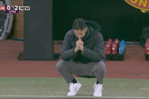 肢體語言消極??阿莫林比賽中：抱頭捂臉，雙手合十蹲下