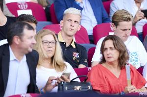 目前仍未注冊(cè)！世體：英超德甲多隊(duì)關(guān)注奧爾莫，但他不想離開(kāi)巴薩