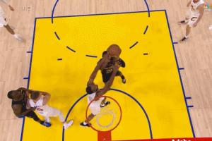 挑戰(zhàn)成功！慢放顯示莫布里打到手臂了 但裁判認(rèn)定“合理對(duì)抗”