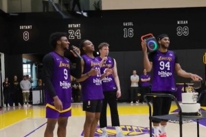 習(xí)俗不能丟！湖人4個菜鳥為壽星詹姆斯唱生日歌 布朗尼領(lǐng)唱??