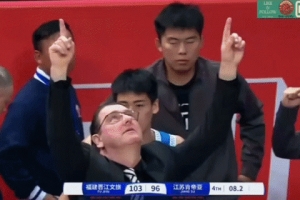 像奪冠一樣！凱撒回歸福建拿首勝&終結球隊15連敗 手指天慶祝！