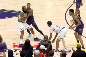 快船VS鵜鶘裁判報告：吹穆雷環(huán)抱哈登為犯規(guī)正確 最后2分鐘無誤判