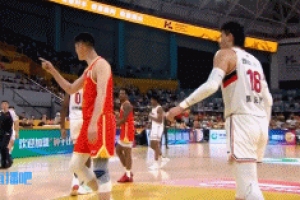 很不滿！胡金秋被吹防守犯規(guī) 手指裁判抱怨又領(lǐng)到技犯