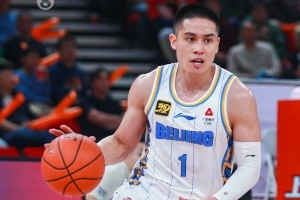 許利民：陳盈駿腳有些腫&已經拍了片 目前看問題不大&需要休養(yǎng)