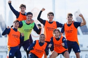 姆巴佩曬皇馬贏球小分隊(duì)合影：新年的第一次訓(xùn)練??