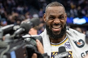 離譜但合規(guī)！年度十大“課堂”：詹姆斯獻(xiàn)血調(diào)表 班凱羅走步絕殺