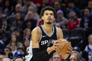 統(tǒng)治攻防！文班亞馬半場(chǎng)13中7砍下21分7板3助2帽 正負(fù)值+17