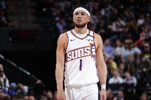 剛復(fù)出還得找找手感！布克20投僅4中得16分 送出9次助攻