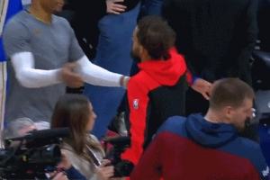 俄城元素！威少和特雷-楊賽后來到場邊 兩人擁抱致意