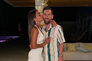 【社交秀】瓦爾加性感紅裙迎新年，梅西、C羅齊秀恩愛(ài)