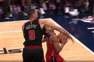 劈頭蓋臉！普爾突破被武切維奇一把摟下來&裁判回看給了普通犯規(guī)