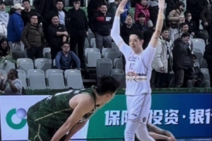 輸?shù)貌桓市?！同曦官方曬視頻：郭昊文看著沈梓捷舉起雙臂慶祝贏球