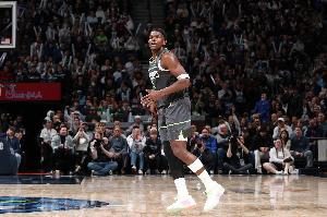 愛德華茲：我才23歲&不想整晚都在傳球 但他們防得我不得不這么做