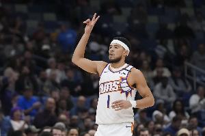 組織出色！布克21中9拿到20分和全場(chǎng)最高12助僅2失誤 正負(fù)值+10