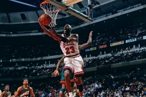 喬詹誰(shuí)是??？肯尼-安德森：詹姆斯四處換隊(duì)找隊(duì)友 喬丹可沒(méi)有過(guò)