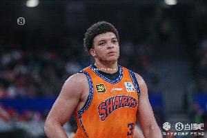 探囊取物！洛夫頓半場(chǎng)9中6拿到14分7板 其中4個(gè)前場(chǎng)板