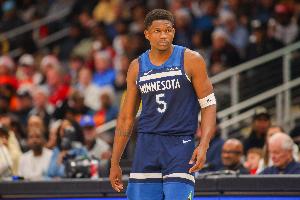 內(nèi)線終結(jié)差點勁兒！愛德華茲19投僅5中&三分11中4拿到21分7助