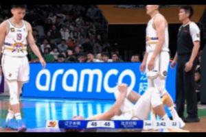 別有事??！鄒雨宸邁大步防守 結(jié)果膝蓋受傷倒地不起被攙扶離場(chǎng)