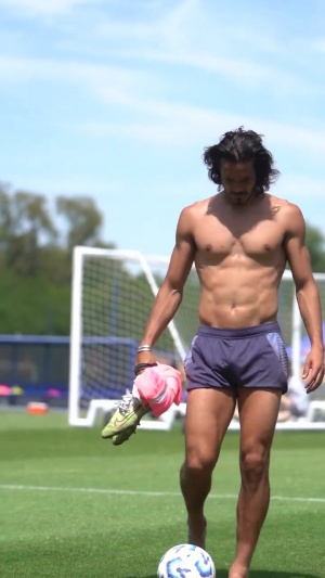 ??這身材！??37歲卡瓦尼八塊腹肌清晰可見，外腳背零度角破門