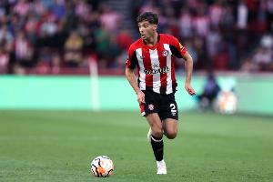 官方：布倫特福德和22歲后衛(wèi)希基續(xù)約至2028年，球員已傷缺14個月