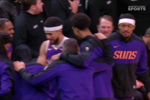 氛圍不對(duì)勁啊??太陽(yáng)一群人聚在一起加油 比爾想融入沒人理……