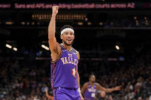 穩(wěn)中求勝！布克上半場(chǎng)轟22分 全場(chǎng)20中12&三分12中6砍下34+5+4