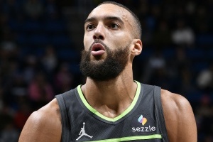 你這中鋒？戈貝爾6中6得到12分4助 僅搶4個(gè)籃板全隊(duì)倒數(shù)第二